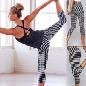 Athleta Stripes Chaturanga Capri Leggings Black/White Women’s Medium